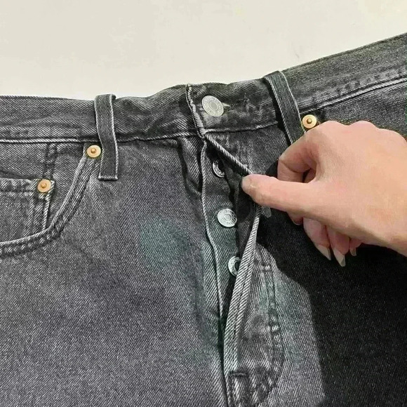 Levi's Black Frayed Hem Button Fly 501 Shorts Womens Size 32 - Picture 8 of 13